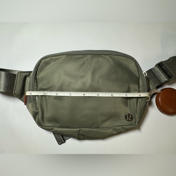 NWOT lululemon Everywhere Belt Bag LARGE 2 Liter Unisex - Picture 12 of 13